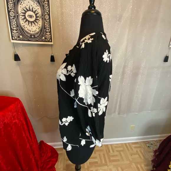 Large Cotton Embroidered Floral Top - Picture 4 of 6